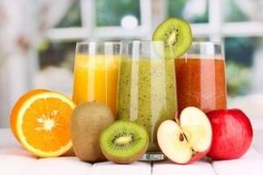 Frisch gepresste Säfte aus Gemüse, Obst oder Beeren stehen auf der Trinkdiätkarte