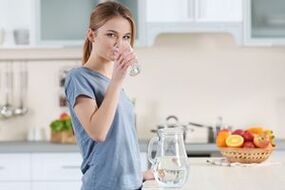 Trinken Sie während einer Trinkdiät reines Wasser