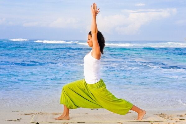Krieger-Asana im Yoga zur effektiven Dehnung der Schulter- und Bauchmuskulatur