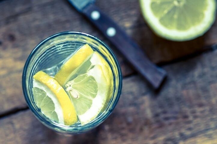 Wasser mit Zitrone zur Gewichtsreduktion